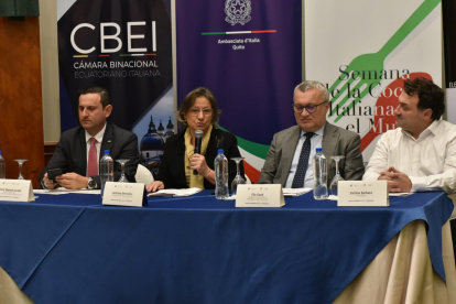 Caterina Bertolini (c), embajadora de Italia en Ecuador, en rueda prensa este jueves 10 de noviembre.