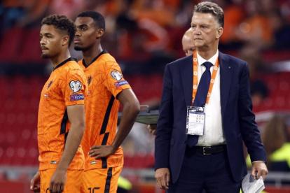 Louis Van Gaal (d) ha combinado un equipo con jugadores experimentados y varios jóvenes.