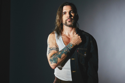 El videoclip de Amores Prohibidos fue dirigido por José Emilio Sagaró, con quien Juanes ya lleva trabajando hace algún tiempo.