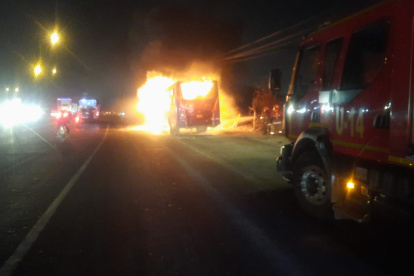 Bomberos acudieron al lugar para asistir la emergencia.