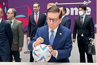 Pascual del Cioppo, embajador de Ecuador en Qatar, firmando la pelota del partido inaugural.