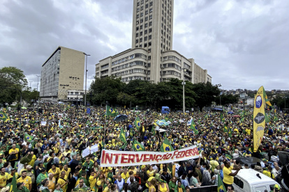 Imagen del día 2 de noviembre de una protesta de seguidores del expresidente Jair Bolsonaro por el resultado de las elecciones, frente al Comando Militar del Este, en Río de Janeiro. EFE/ Antonio Lacerda