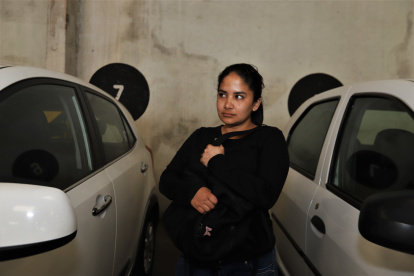 Hecho. En la calle es común ver a los ciudadanos agarrados de sus bolsos o artículos por miedo a un arranche.