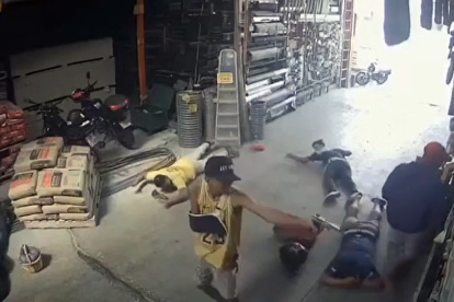 Guayaquil. El Mocho apunta a quienes están detrás de la caja.