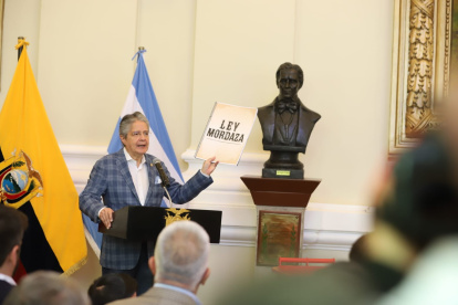 Guayaquil. De manera simbólica, el presidente Guillermo Lasso arrojó a una caneca de basura una copia de la ‘ley mordaza’ publicada en 2013