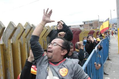 Los hinchas del Aucas llegaron a última hora hasta los exteriores del estadio Gonzalo Pozo para conseguir sus entradas
