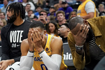 Russell Westbrook y LeBron James se toman la cara en la derrota de los Lakers.