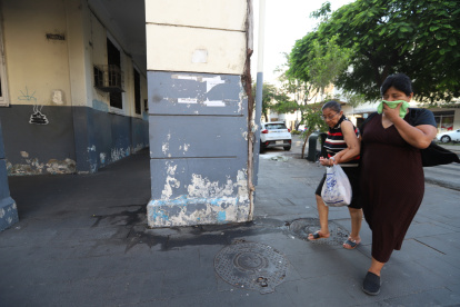 Pestilencia. Los transeúntes intentan evitar el portal del antiguo colegio Ana Paredes por el hedor que despide.