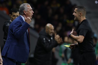 El seleccionador de Ecuador, Gustavo Alfaro reclama al juez central por las constantes faltas en contra de los jugadores