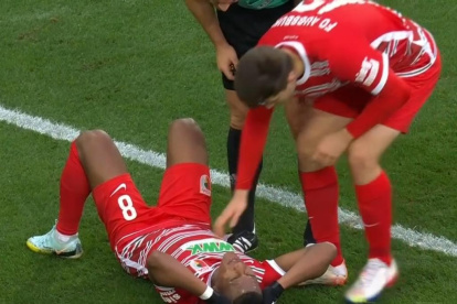 Carlos Gruezo se lesionó durante el partido entre el Augsburgo y el Bochum, por la Bundesliga
