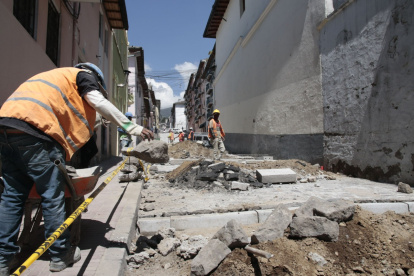 Fachada. Las calles son restauradas por tramos para evitar el tráfico vehicular y las molestias ciudadanas.