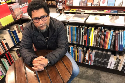El escritor Gabriel Rimachi Sialer, autor de la novela "La casa de los vientos".