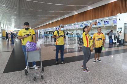 13-11-2022-Hinchas bacelonista se dirigen a quito al estadio a ver al idolo, esto sucedio en el aereopuerto
