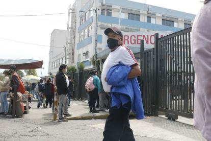 Indignación. Luis Quingatapanta, familiar de una menor hospitalizada por neumonía en el Carlos Andrade Marín.