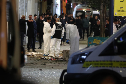El equipo de investigación de la escena del crimen trabaja mientras policías turcos intentan asegurar la zona tras una explosión en la calle Istiklal de Estambul, Turquía, el 13 de noviembre de 2022.