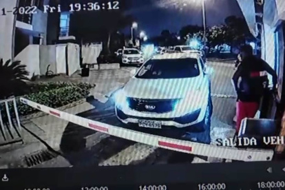 Auto. Según los vídeos este es el vehículo que ingresó sin permiso a la urbanización y ocasionó daños al salir.