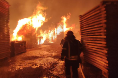 Bomberos tratando de apagar el incendio.