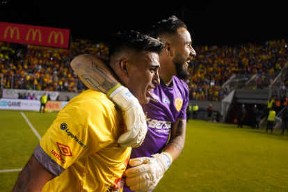 El mediocampista Sergio López (i) festeja junto al portero Hernán Galíndez el título del Aucas.