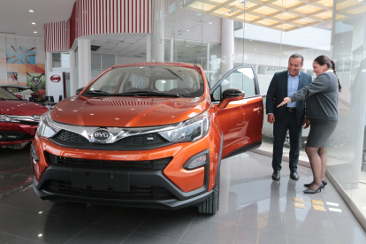 CLIENTE HOMBRE OBSERVA, JUNTO A MUJER VENDEDORA, UN AUTO DE LA MARCA BYD EN CONCESIONARIA.
MARCAS CHINAS DE CARROS SE IMPONEN EN EL MERCADO AUTOMOTRIZ DEL PAIS.