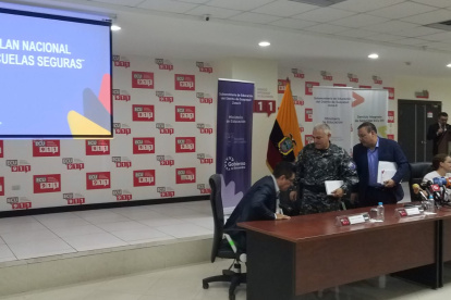 Autoridades de los ministerios de Educación y del Interior participaron en la rueda de prensa sobre el plan Escuelas Seguras.
