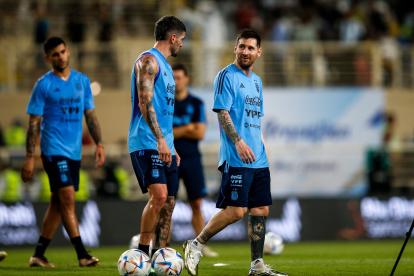 Lionel Messi (derecha) y Rodrigo de Paul (centro) durante el entrenamiento de este lunes.
