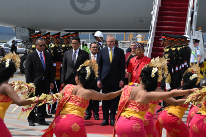 Bali (Indonesia), 14/11/2022.-El Primer Ministro de Australia, Anthony Albanese (C), llega al Aeropuerto Internacional Ngurah Rai antes de la Cumbre del G20 en Bali, Indonesia