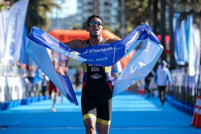 El guayaquileño terminó primero tras registrar 53 minutos con 47 segundos.