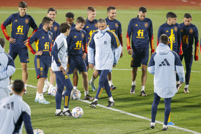 El entrenador de la selección española Luis Enrique (c) dirige el entrenamiento de este lunes en la Ciudad del Fútbol de Las Rozas, en Madrid.