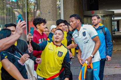 Los hinchas acompañaron a la selección en su paso por Madrid. Gonzalo Plata fue el más solicitado.