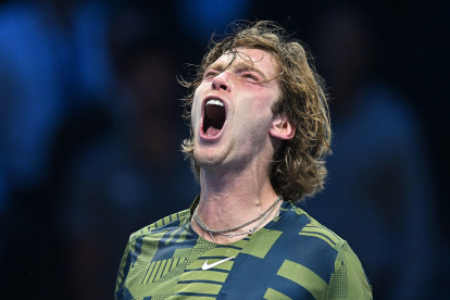 Andrey Rublev celebra tras vencer a Medvedev por 6-7 (3), 6-3 y 7-6 (7).