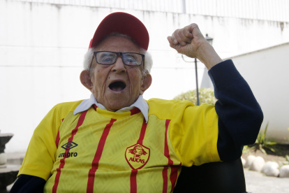 El hincha fiel con más edad de Aucas tuvo fuerzas para celebrar el título del equipo oriental en el centro de cuidados donde habita.