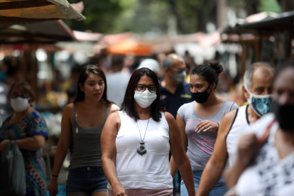 Fotografía de personas caminando por una calle en Vila Isabel en Rio de Janeiro, en una fotografía de archivo. EFE/Fabio Motta