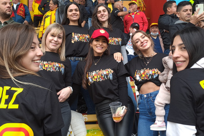 Karen Quintana (i), Nati Devotto, Estefy González, Belén Alujas (c), Mai Echaguibel, Vicky Turusha y Pamela Cersósimo (d) en el estadio.