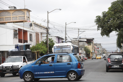 En esta y otras calles de la ciudad faltan semáforos para el control de las unidades de transporte.
