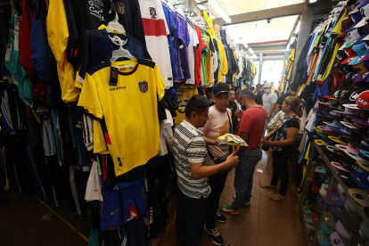 1. Venta de camisetas. Las zonas donde se venden las camisetas de Ecuador y otros equipos del Mundial empiezan a verse más pobladas. Los comerciantes esperan tener un repunte