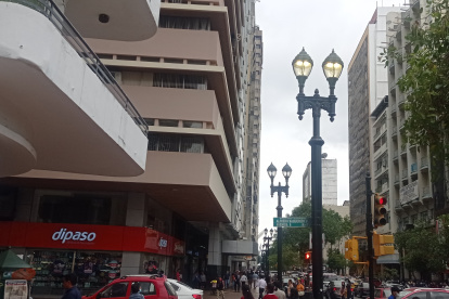 Lampara prendida en el día, 9 de octubre y Baquerizo Moreno, centro de la ciudad.