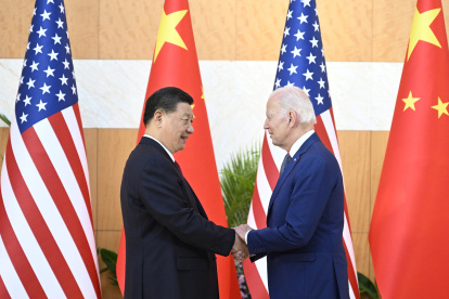 El presidente chino, Xi Jinping (I), saluda a su homólogo estadounidense, Joe Biden, antes de su reunión, un día antes de la Cumbre del G20 en Bali, Indonesia, este 14 de noviembre. EFE/EPA/XINHUA /LI XUEREN CHINA FUERA