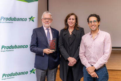 Los directivos de la compañía recibieron el certificado de ser una compañía tipo B.