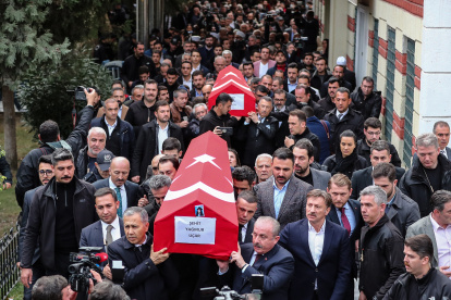 Istanbul (Turkey), 14/11/2022.-El vicepresidente turco Fuat Oktay (frente a la izquierda), el presidente de la Gran Asamblea Nacional turca Mustafa Sentop (frente a la derecha) y personas que llevan el ataúd de Arzu Ozsoy y su hija Yagmur Ucar, quienes murieron en la explosión durante su funeral en Estambul.