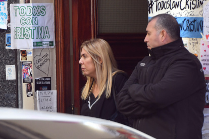 La jueza María Eugenia Capuchetti sale de la casa de la vicepresidenta Cristina Fernández de Kirchner, en una fotografía de archivo. EFE/Enrique Garcia Medina