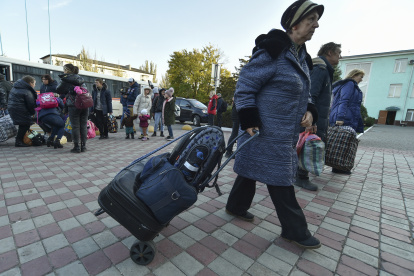 Personas evacuadas del distrito de Novokakhovsky, en Jersón, llegan a una estación ferroviaria en Dzhankoi, en Crimea, el pasado 2 de noviembre. EFE/EPA/STRINGER