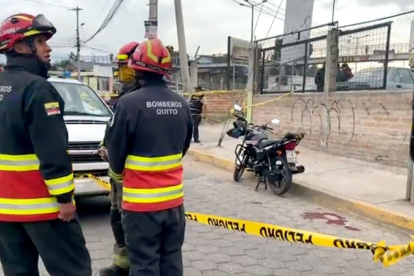 Escena. Los bomberos atendieron a las víctimas y las trasladaron a diferentes casas de salud.