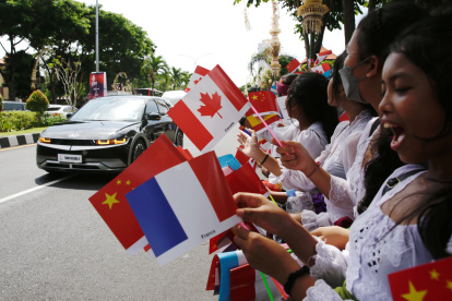 Los residentes en la isla de Mali en Indonesia dan la bienvenida a los miles de turistas que llegan.