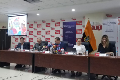 El ministro del Interior, Juan Zapata (centro),  participó este lunes 14 de noviembre en una rueda de prensa sobre el plan nacional "Escuelas Seguras".