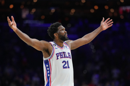 Joel Embiid, jugador de los 76ers, tuvo una actuación impecable ante los Utah Jazz.