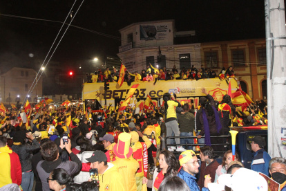 Al parque de El Arbolito llegaron miles de hinchas de Aucas, cerca de la medianoche, para saludar a los flamantes campeones.