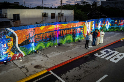 Maracaibo. Cerca de 100 voluntarios trabajaron en el mural ecológico.