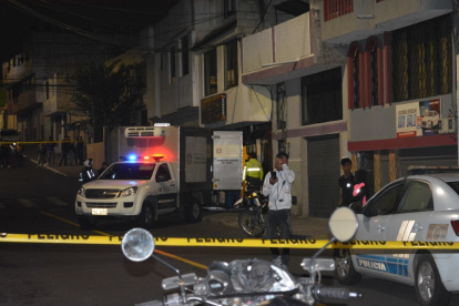 Ambato. Elementos de la Policía aparecen en el lugar del atentado.