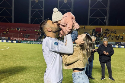 Damian y Vicky junto a su hija.