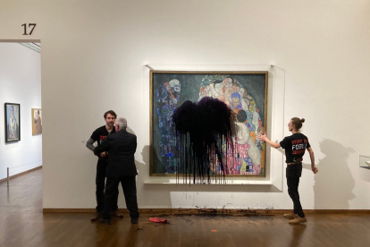 Dos activistas han arrojado petróleo sobre el cuadro "Muerte y vida" de Gustav Klimt (1862-1918) en el museo Leopold de Viena para denunciar la inacción contra la crisis climática.